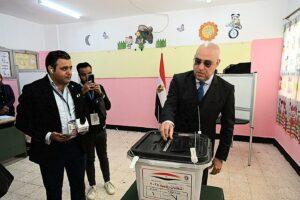 وزير الإسكان يُدلي بصوته في الانتخابات الرئاسية بالقاهرة الجديدة
