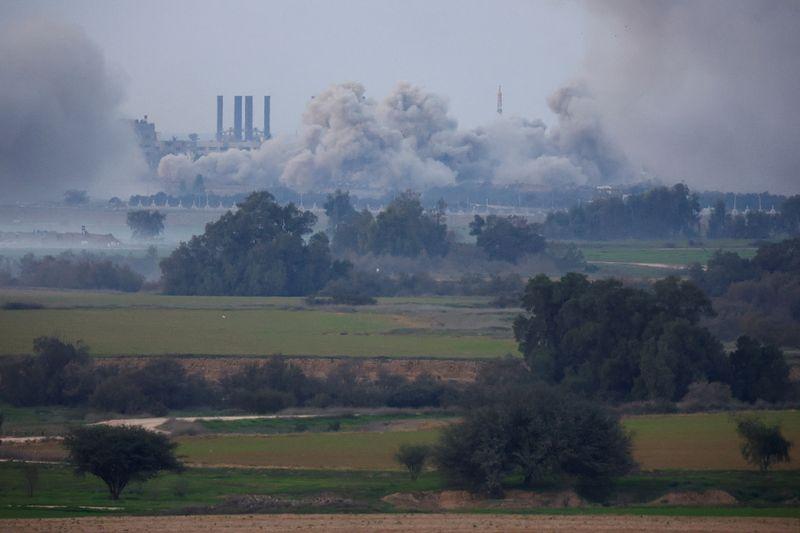 إسرائيل تكثف الهجمات الجوية والبرية بعد إعلان تقليص القوات في غزة