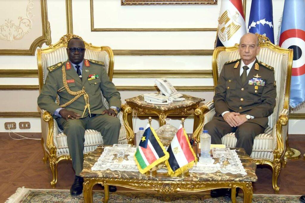 وزير الدفاع ونظيره بجنوب السودان يبحثان تأثير الأوضاع الإقليمية على أفريقيا