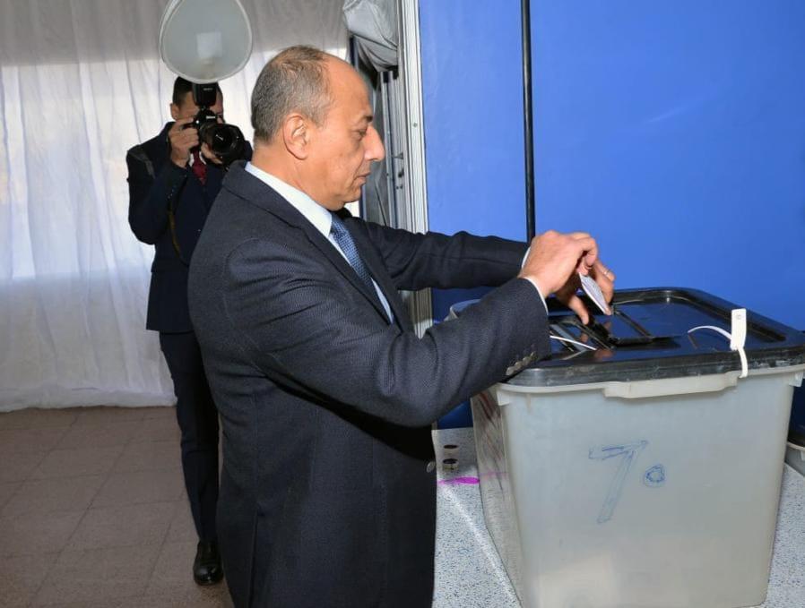 وزير الطيران المدني يدلي بصوته في الانتخابات الرئاسية بمقر اللجنة في مطار القاهرة