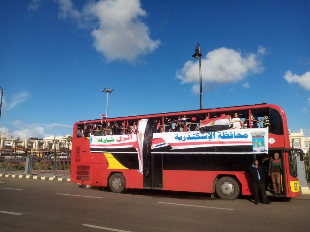 بأعلام مصر طلاب مدارس الإسكندرية يحفزون المواطنين على المشاركة في الانتخابات