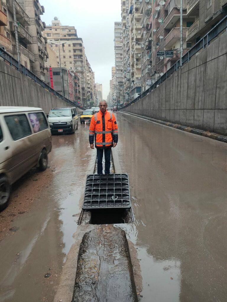 جهود مكثفة من شركة الصرف الصحى بالإسكندرية لاحتواء تداعيات استمرار هطول الأمطار