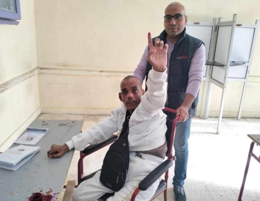 الداخلية ترسل مأمورية لنقل شخص من ذوي الاحتياجات الخاصة للجنته الانتخابية بالقاهرة