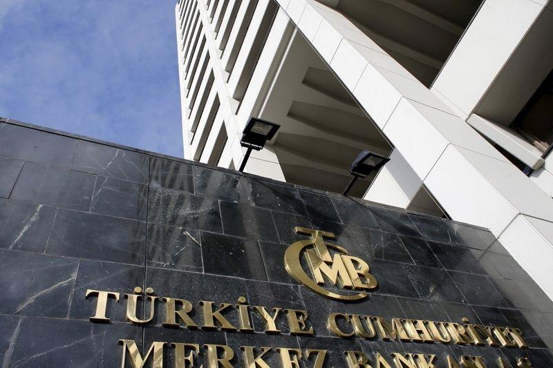 المركزى التركى يرفع الفائدة إلى 42.50%.. والدولار يتجاوز 29 ليرة
