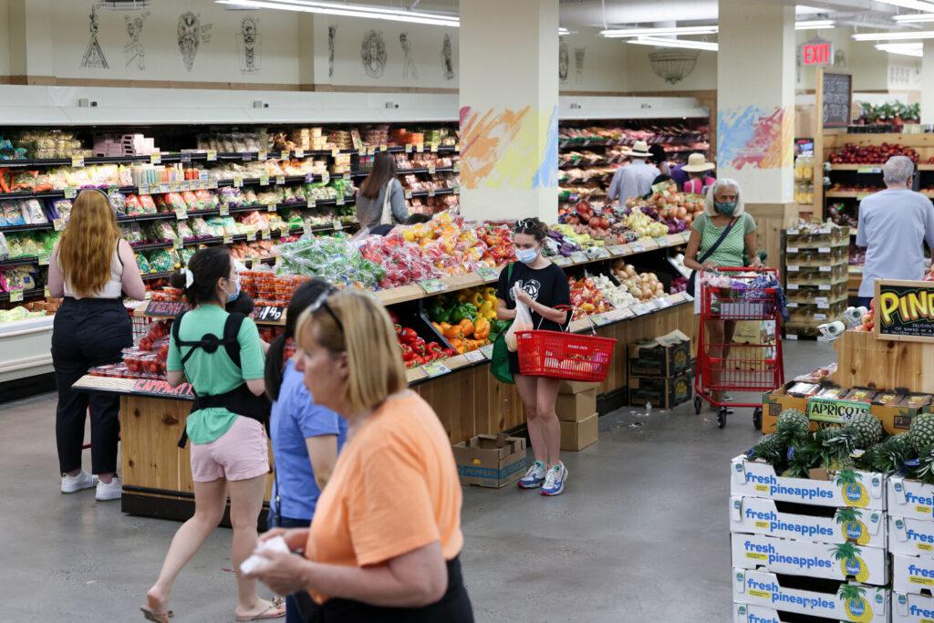 توقعات بتراجع الضغوط التضخمية تعزز ثقة المستهلك الأمريكي في يونيو