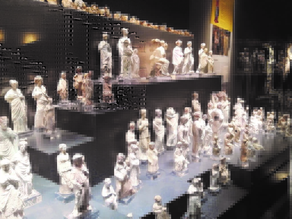 «المال» تجرى جولة بالمتحف اليونانى الروماني بالإسكندرية 