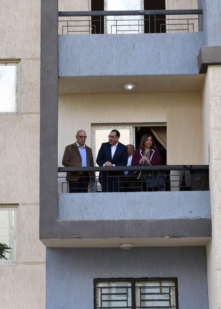 رئيس الوزراء يسلم عقود وحدات للمستفيدين بالمبادرة الرئاسية «سكن لكل المصريين» في «أكتوبر الجديدة»