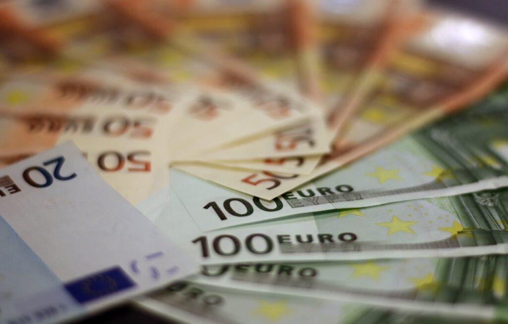 سعر اليورو اليوم الأربعاء 8-5-2024 أمام الجنيه في بداية التعاملات