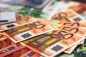 سعر اليورو اليوم الإثنين 1-4-2024 أمام الجنيه في بداية التعاملات
