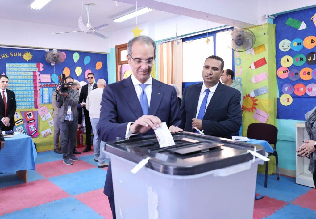 وزير الاتصالات يدلي بصوته في الانتخابات الرئاسية