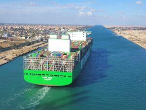 تقرير: نصف أسطول سفن الحاويات في البحر الأحمر يتجنب مسار قناة السويس بعد الهجمات