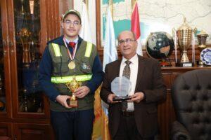 رئيس شركة مياه الإسكندرية يكرم طالب المركز الأول بمسابقة المهارات الوطنية للتعليم الفني