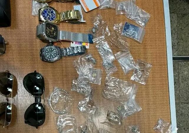 جمارك مطار القاهرة تضبط 5 محاولات تهرب جمركي لطبنجة وعدد من الأسلحة البيضاء