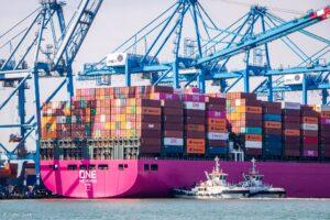 ميناء دمياط يستقبل أكبر غاطس لسفينة حاويات منذ افتتاحه