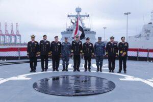 الفريق أشرف عطوة يلتقى آمر القوة البحرية الكويتية (صور)