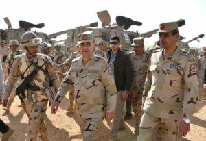 رئيس الأركان يشهد إجراءات تفتيش الحرب لإحدى وحدات المدفعية بالمنطقة المركزية العسكرية (صور)
