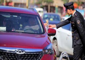 ورد وهدايا.. رجال الأمن يشاركون المواطنين احتفالات عيد الشرطة الـ72 (صور)