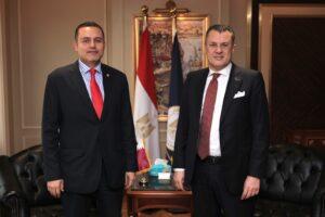 وزير السياحة يبحث مع سفير قطر سبل تعزيز التعاون الثنائي