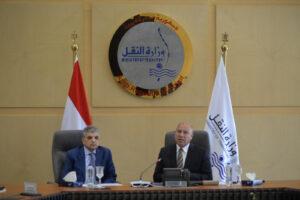 وزير النقل يبحث مع رئيس قناة السويس سبل توطين صناعة السفن في مصر