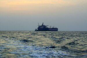 بريطانيا: صاروخ يصيب سفينة مملوكة للولايات المتحدة بالقرب من ساحل عدن