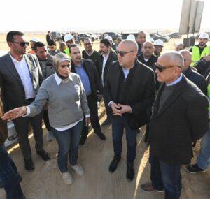 وزير الإسكان يتابع سير العمل بالمرافق والخدمات بمدينة السويس الجديدة