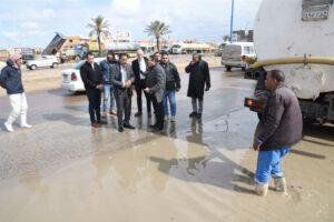 رفع تراكمات مياه الأمطار على الطريق الدولي في مدينة مرسى مطروح