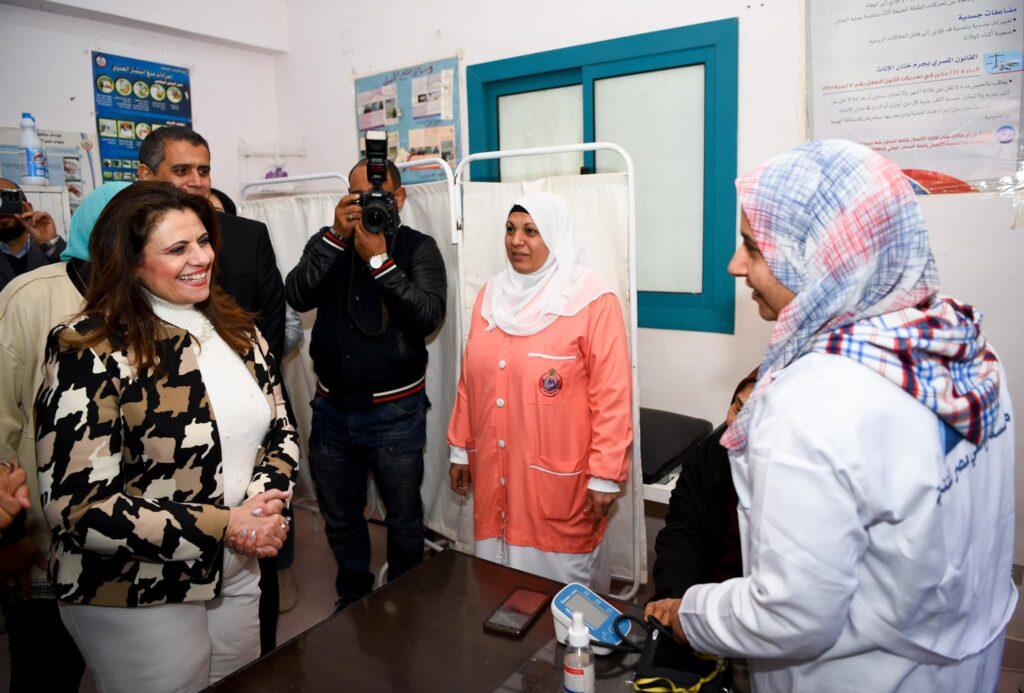 في زيارتها للدقهلية.. وزيرة الهجرة تشيد بـ«راعي مصر» وجهودها الطبية بالمحافظة