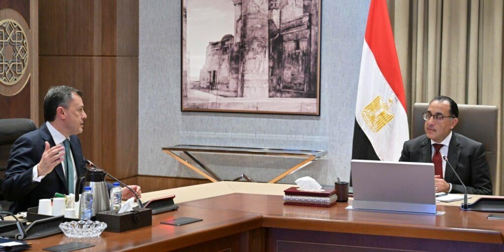 مصر تعد تشريعا ينظم التعامل مع السائح الأجنبي وتطلق مبادرتين لتنشيط الاستثمار الفندقي