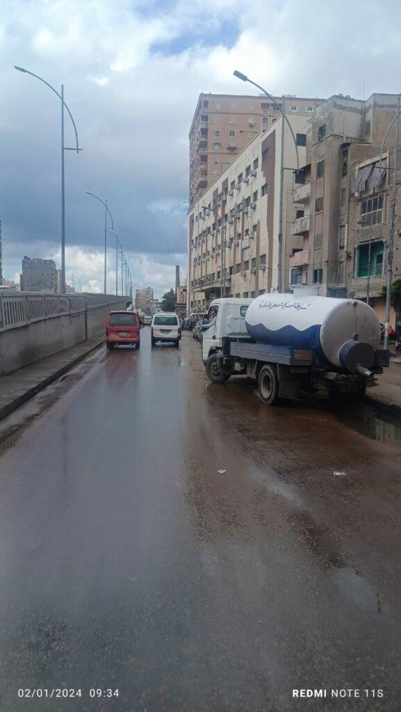 سيارات الصرف الصحي بالإسكندرية ترفع مياه الأمطار من الشوارع