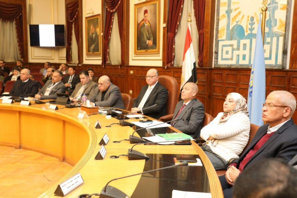 محافظ القاهرة يشدد على تقديم كافة التيسيرات للمواطنين المتقدمين على ترخيص المحلات