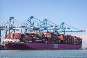 ميناء دمياط يستقبل أحد أكبر مشغلي شحن الحاويات في العالم