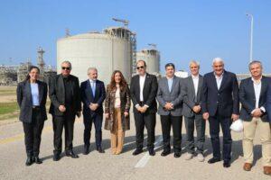 السفيرة الأمريكية بالقاهرة تزور مصنع دمياط لإسالة الغاز الطبيعي