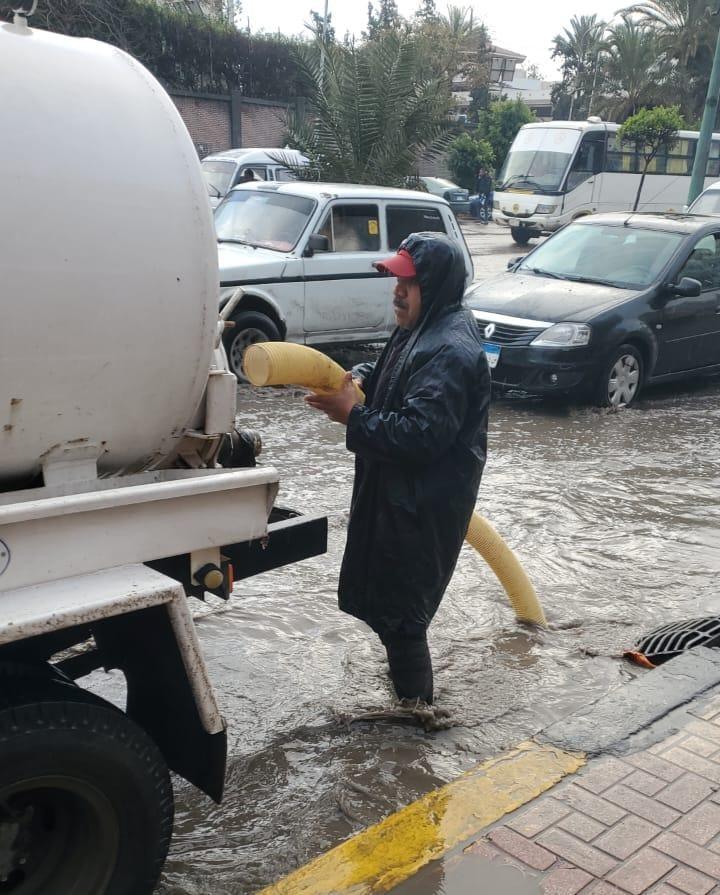 الإسكندرية تدفع بسيارات تصريف تجمعات مياه الأمطار الناتجة عن الطقس السيئ (صور)