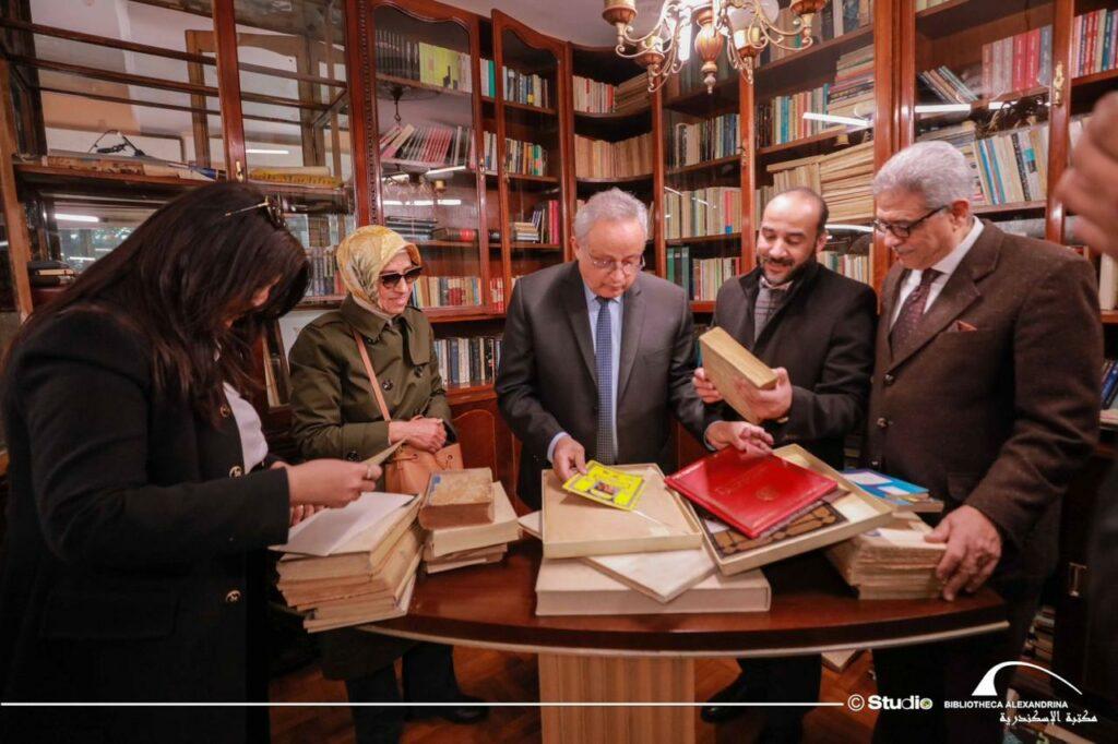ابنة نجيب محفوظ تهدي مكتبته الخاصة لمكتبة الإسكندرية (صور)