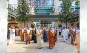 ملك البحرين يلتقي رجل الأعمال الإماراتي محمد العبار ويبحث توسيع الآفاق الاستثمارية بين البلدين