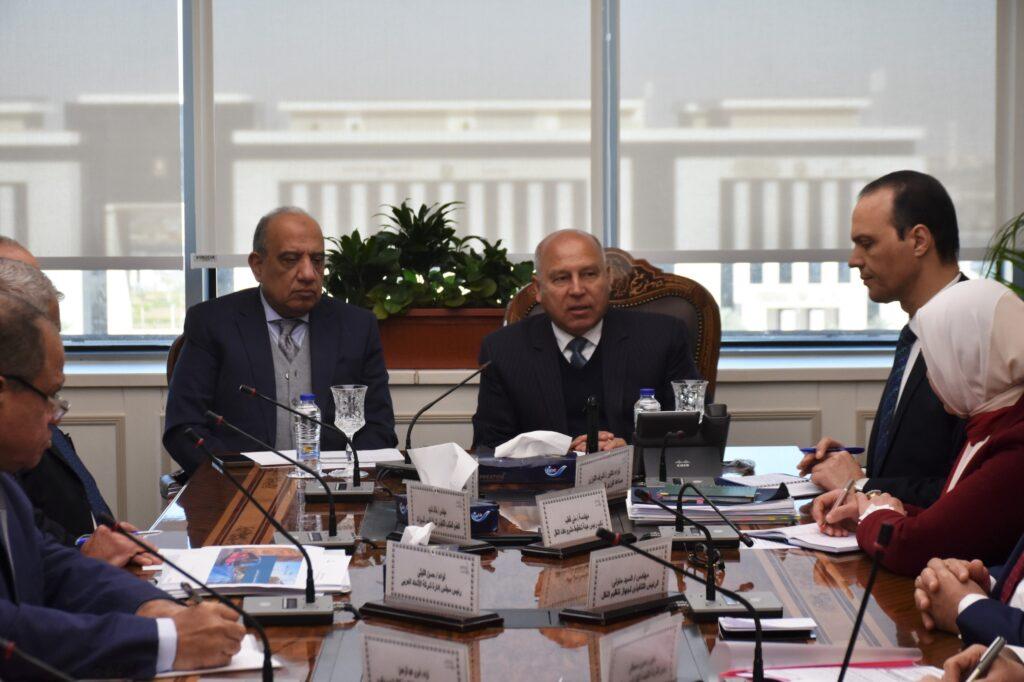 وزيرا النقل وقطاع الأعمال يبحثان توطين صناعة الأتوبيسات في مصر