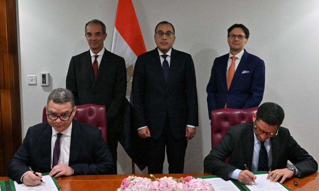 رئيس الوزراء يشهد توقيع اتفاقية تعاون بين «إيتيدا» و«شبكة المشرق العالمية» الإماراتية