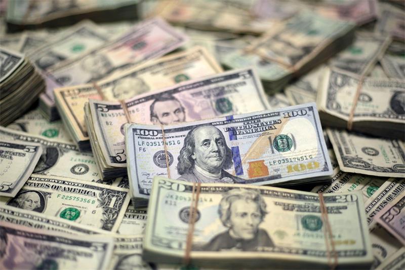 فاينانشيال تايمز: قيمة الدولار «مبالغ فيها».. وسندات الأسواق الناشئة باتت «فرصة جذابة»