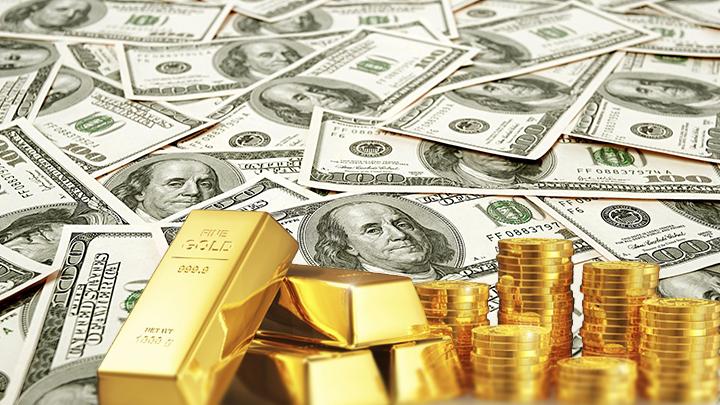 خبير اقتصادي: رفع الفائدة 2% دفع أسعار الذهب والدولار للتراجع