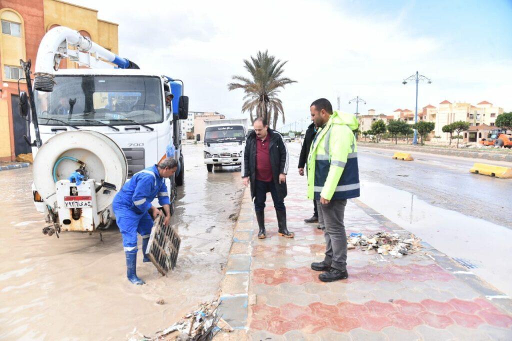 السكرتير العام لمحافظة مطروح يتابع إزالة تراكمات مياه الأمطار