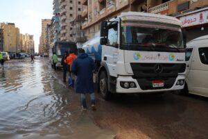 جهود شركة الصرف الصحي بالإسكندرية تتواصل لرفع تجمعات مياه الأمطار