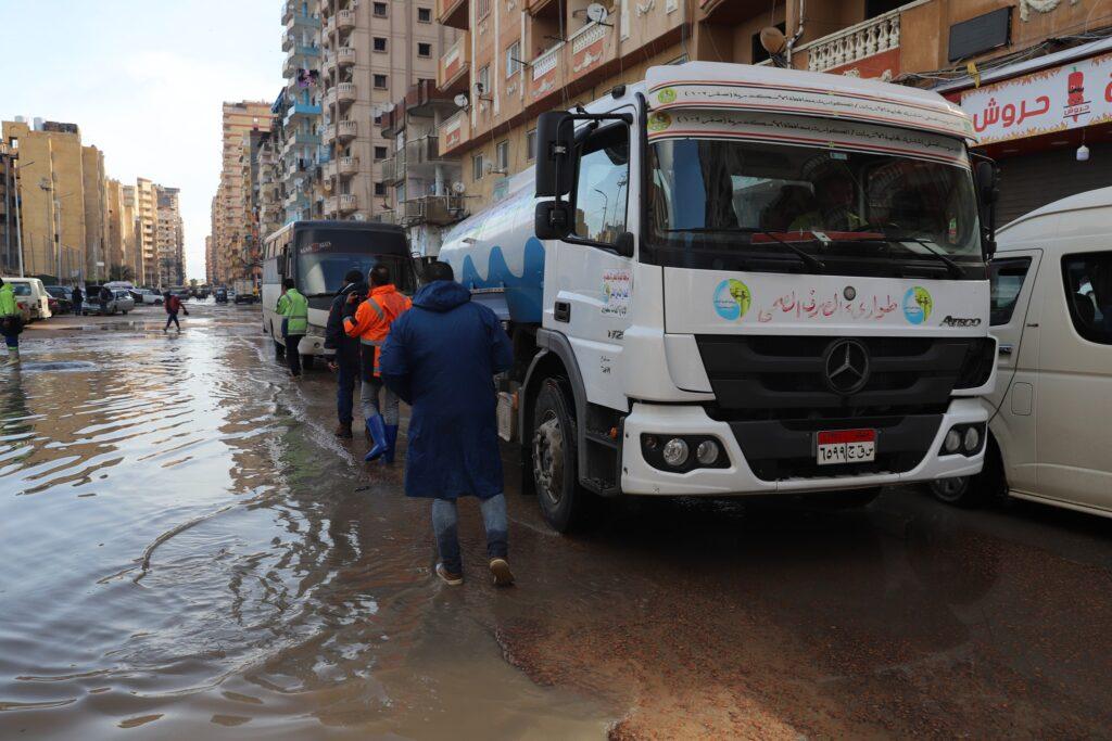معدات شركة الصرف الصحي بالإسكندرية تواصل تمركزها في ظل تقلبات الأحوال الجوية