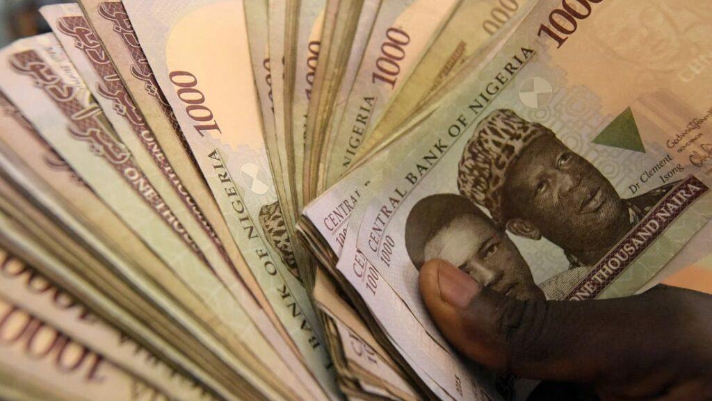 نيجيريا تدعم عملتها عن طريق فرض قيود على عمليات تحويل الدولار للخارج من قبل شركات النفط