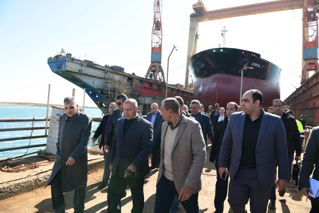 وزير النقل ورئيس هيئة القناة يتفقدان ترسانة السويس البحرية لبحث توطين صناعة السفن