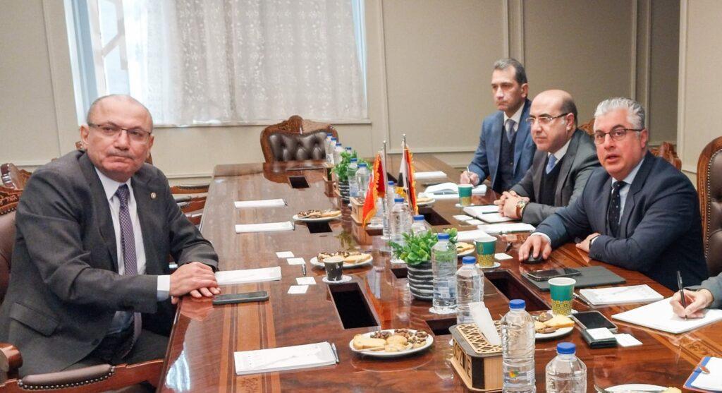 رئيس «اقتصادية قناة السويس» والسفير التركي بالقاهرة يبحثان سبل التعاون