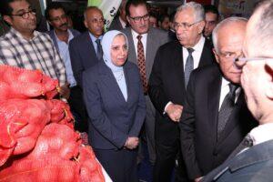 وزير الزراعة ومحافظ الجيزة يفتتحان معرض «خير مزارعنا لأهالينا»