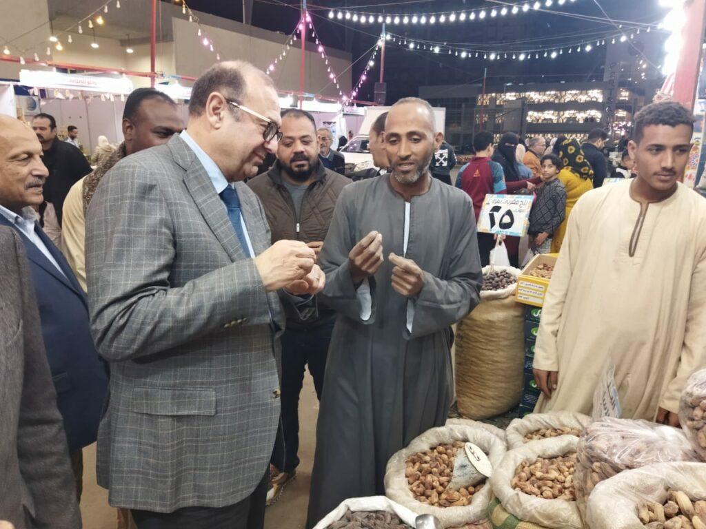 رئيس الغرفة التجارية في بورسعيد يتفقد معرض أهلا رمضان (صور)