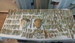 توابيت وموامياء وتماثيل.. ضبط 437 قطعة أثرية في بني سويف