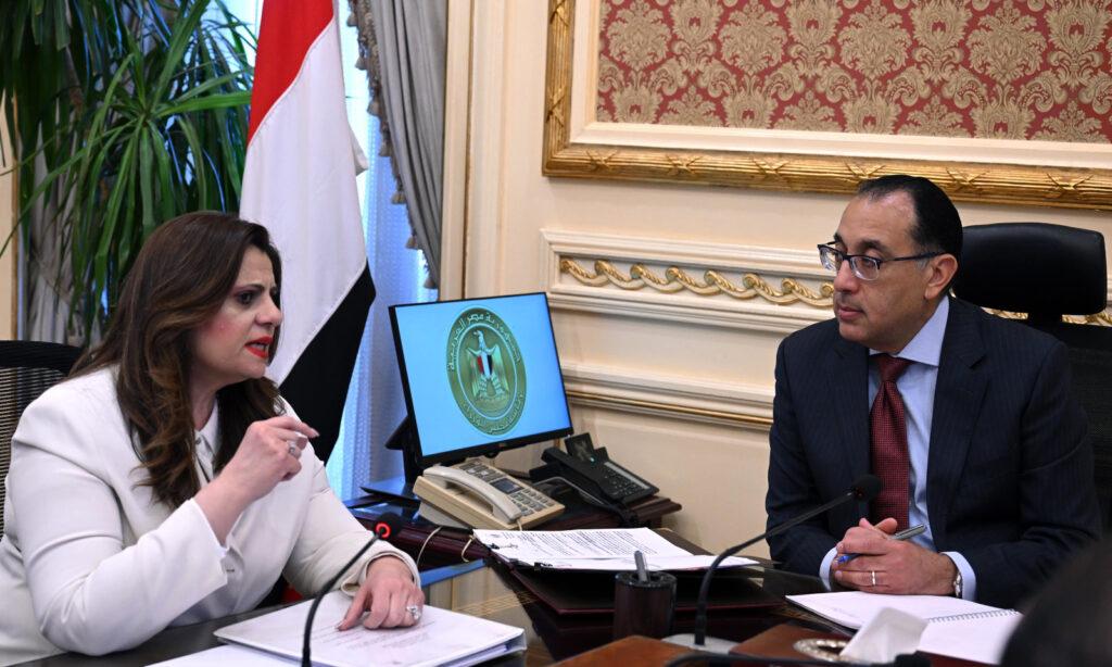 مدبولي يلتقي وزيرة الهجرة.. تطبيق إلكتروني للمصريين بالخارج وصندوق للطوارئ