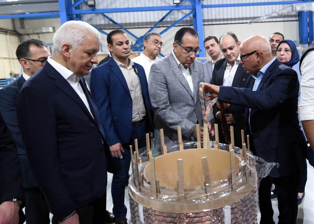 رئيس الوزراء يزور مصنع السويدي للمحولات الكهربائية في العاشر من رمضان (صور)